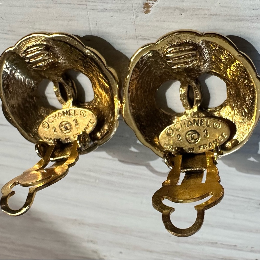 CHANEL Vintage Gold Interlocking Clip On CC Earrings - Picture 4 of 6